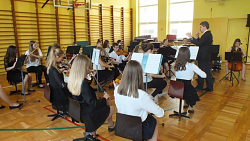 Koncerty promocyjne z udziałem Miechowskiej Orkiestry Młodych Muzyków w szkołach Podstawowych nr 1 oraz nr 2 w Miechowie